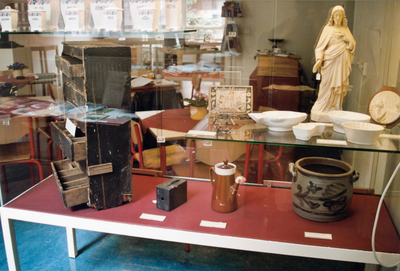 879157 Interieur van het onlangs geopende Volksbuurtmuseum Wijk C in het gehele pand Waterstraat 27 (voormalig ...